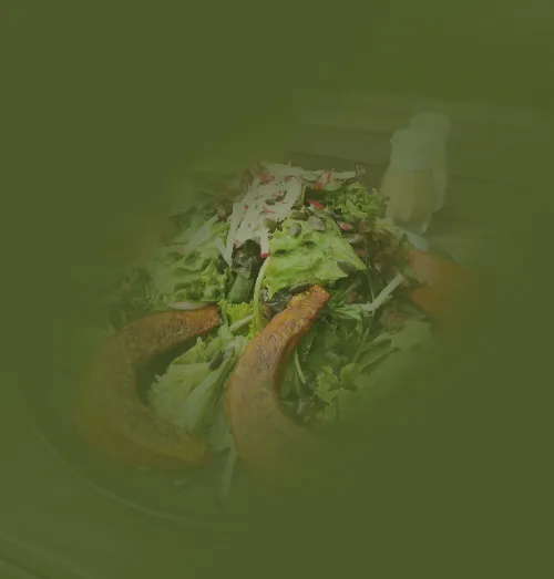 das-waldtraut-gut-essen-in-Oberursel-Spätsommerliche Blattsalate an Himbeerdressing mit geschmorten Kürbisspalten