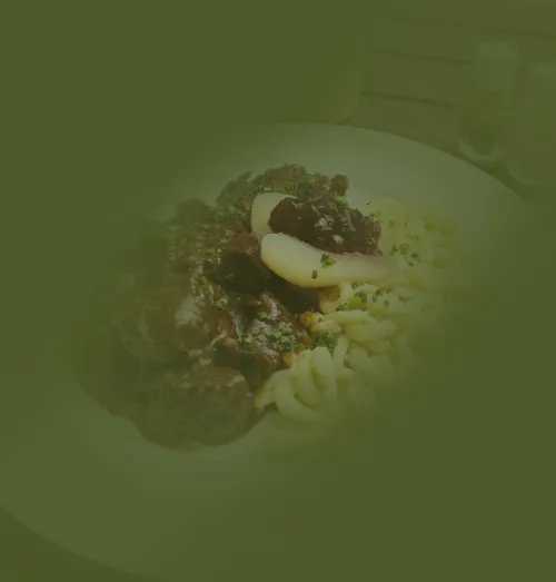 das-waldtraut-gut-essen-in-Oberursel-Taunus Hirschgulasch mit Spätzle und Kürbisrotkohl